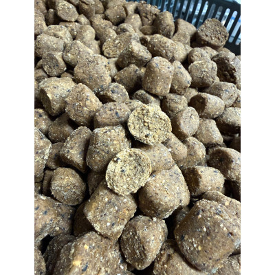 Kulki proteinowe "Oval pellet" Power Plum 1 kg 18 mm